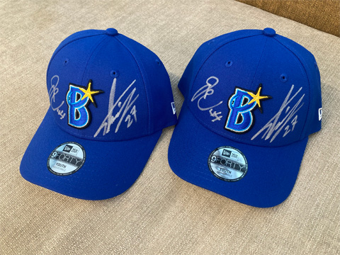 「横浜DeNAベイスターズ　藤浪晋太郎投手と石上泰輝選手の直筆サイン入りキャップ」【2名様】（2026年4月30日〆切）